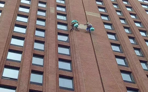 高空清洗報價有套路?蘭州(zhōu)外牆清洗價格透明指南.jpg